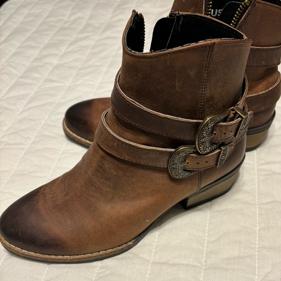 WOMENS STERLING RIVER CASUAL BROWN SHORT BOOTS SIZE 7 Zipper and buckle EUC - Picture 4 of 16